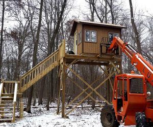 lift-setting-deer-stand-on-elevated-platform