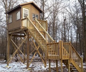brown-deer-hunting-blind-with-staircase-entry