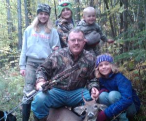 bowing-buck-with-grandkids