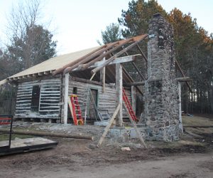 custom-construction-rebuilding-roof-with-logs